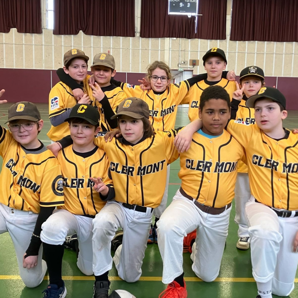 Une photo représentant nos joueurs jouant en 12U.