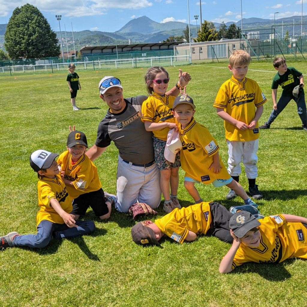 Une photo représentant nos joueurs jouant en 9U avec leur coach : Caio Monteiro.