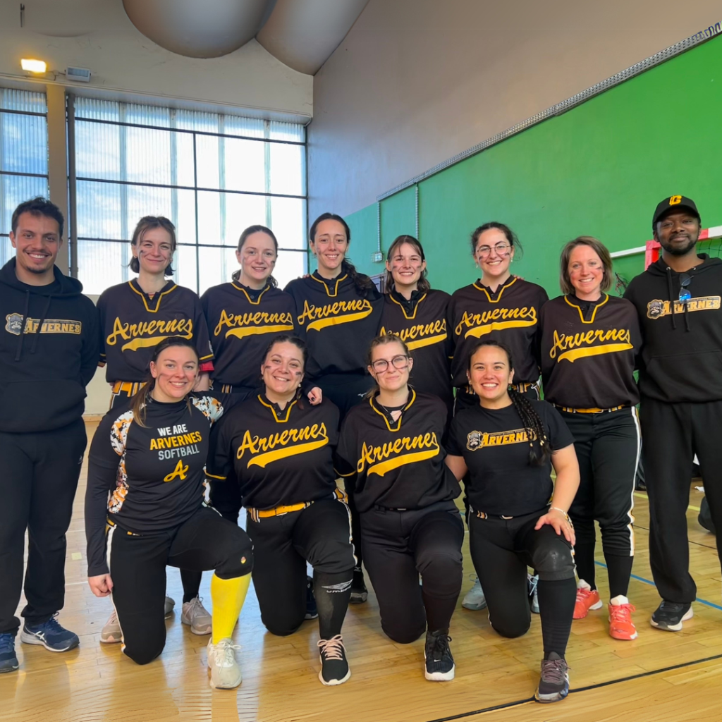 Une photo de notre équipe féminine de softball lors du Tournoi des Alpes de Grenoble en 2025. Elles terminent 2ème du tournoi.
